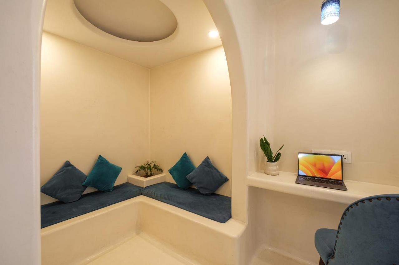Moustache Hostel, *